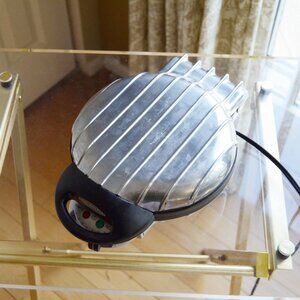 VillaWare Model 2004 Uno Classic 7'' Round Chrome Thin Waffler Maker